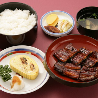 창업 당초보다 변함없는 맛을 전달. 닭과 장어를 이용한 식사