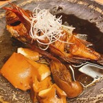 Sushi Sakaya Charyin - キンキ煮付。キンキ一尾と、しっかり煮汁の味がしみた豆腐が付いてきます。この煮汁の味が家庭では出ないんですよね。お酒が進みます。