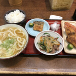 かかしうどん - おかずは、鯖の竜田揚げ、肉野菜炒め、鳥唐揚げとウインナー