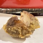 Tempura Tenko -  椎茸・海老真薯　 椎茸からジュンワリと旨味汁が溢れ、レモンをかけるのがとても美味しいです♪