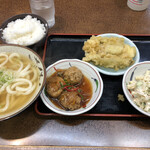 かかしうどん - おかずは、肉団子甘酢和え、マカロニサラダ、ごぼ天(うどんトッピング用)