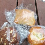 Heart Bread ANTIQUE Oashizu Paku Ten - ↑パリパリぶたまん（280円)。↙ハリスのチョコパン（170円)。↘ポテサラパン（180円)