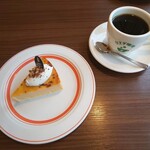 Kaede Coffee - キャラメルチーズケーキとブレンドコーヒー