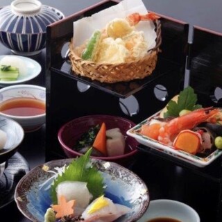 Kaiseki cuisine prepared from scratch with carefully selected ingredients and chef's skills.