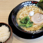 Yokohama Iekei Ramen Yuurakuya Sohon Ten - ラーメンと小ライス