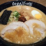 Ramen Kagetsu Arashi Tama Center Ten - 嵐げんこつらあめん720円(税込:以下同)を大盛+180円にとろ～り半熟味玉120円をアプリクーポンでサービス