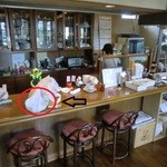 Kashinoki Coffee Ten - カウンター　　　この袋の中にはパン屋さんで購入したパンが入ってます。この日暑くて車中に置いとくと痛むから持ち込み＾＾；