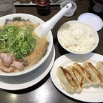 Rairai Tei Samukawa Ten - ギョーザ定食￥950。ラーメンは、スタンダードな「ラーメン」で。