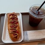 シーニックカフェ - ホットドッグとアイスコーヒー