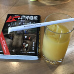 Grill Yoshida - ムーを読みながらの、食後のオレンジジュース