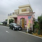 Yotsuba - ピンクの建物がお店です