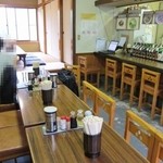 ラーメン とんとん - 右側にカウンター席、左にテーブル席３つ