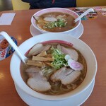 幸楽苑 - 手前塩ラーメン大盛り奥きでんラーメン