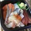 八起き - 「海鮮丼（ネタ大盛り）」700円也＋税。