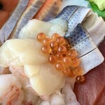 八起き - 「海鮮丼」ネタ大盛り接写。