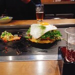 Okonomiyaki Chizuru - 千鶴焼き、左はだいぶ小さくなったとん平焼き