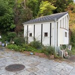 茶房 お花 - 建物遠景　この角度だとちょっと蔵っぽい。