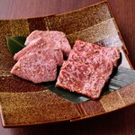 個室焼肉ITADAKI - 特上カルビとロースの盛り合わせ