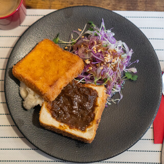 Coffee&toast - 蓋つきカレーパン・サラダ