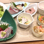 Dining Marche Green Court - ブッフェの料理は小針に取り分けて並べられている。