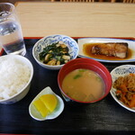 駅前食堂 - ぶりの照り焼き・法蓮草と揚げの煮浸し・干し大根の煮物☆