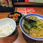 Keishoken Tochigi Sohonten - 特製焼きあご豚骨ラーメン　唐揚げ付き！なかなかの定食ぶりです！