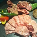 Yakiniku Tomiya - 特選 薄切りタン 1,300円（×2人前）、特選 ハラミ 1,400円（×3人前）