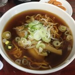 Hiyodori Chinese - チャーハンセットはフルサイズチャーハンに半ラーメンという、実は有りそうで中々無いセットメニュー。
                        
                        半ラーメンもコイメでヽ(´o｀
                        
                        