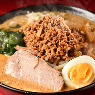 請品嚐使用嚴格挑選的北海道味噌製成的札幌名產「味噌拉麵」。