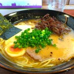 Menya Souki - 全体像です。熊本ラーメン！　チーズの香りが良いですね。とんこつにチーズ、素晴らしい組み合わせだ。