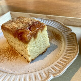 cafe Futsuu - 長野のりんごを使ったケーキです。こちらも卵やバター、小麦粉不使用です！米粉のやさしいおやついかがでしょうか。