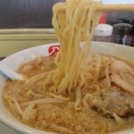 宝介 - 中細縮れ熊さん麺は硬めでも粉っぽさが無くてプリプリで美味しかったです