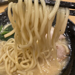 横浜家系ラーメン有楽家 - 麺リフト わかりづらいですが家系ラーメンの特徴の
      加水は低め、太くかなり短い麺は再現されています。