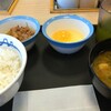 Matsuya Maebashi Mikawacho Ten - 生玉子を割って小鉢に入れ、お味噌汁の蓋を開けたところ。これが全景です。