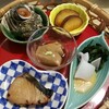 Yobuko Onoue Ryokan - 真ん中はゴマ豆腐。ねっとり、トロトロでコクがあります。