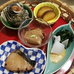 Yobuko Onoue Ryokan - 真ん中はゴマ豆腐。ねっとり、トロトロでコクがあります。