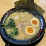 横浜家系ラーメン有楽家 - 味玉ラーメン醤油 麺硬さ普通 味濃いめ 鶏油多め。
      本当に鶏油多め？白いスープでどう見ても
      醤油豚骨のビジュアルには見えないなぁ。