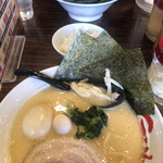 Yokohama Iekei Ramen Ginya Shiroi Ten - 煮卵味噌ラーメン　奥が二郎系