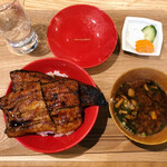 Ai to Unagi - うなぎ丼には赤出汁のお味噌汁とお漬物付き