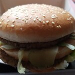 McDonald's Yonrokusan Kotesashi Kehara Ten - グランドビックマックの厚さ(ギガビックマックよりはるかに薄く感じる、普通のビックマックのパティ1.2倍だから仕方ない)