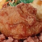 Hotto Motto Yamagata Emata Ten - 彩・鮭わかめ弁当の鶏唐揚げ