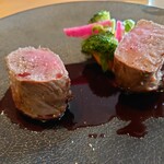 Bistro Sifflet - メイン:和歌山県古座川本州鹿のロースト ポルトソース✨付け合わせはマッシュしたかぼちゃ、生の赤芯大根にボイルしたブロッコリー♪鹿が柔らかいので歯ごたえのある野菜がより美味しい！