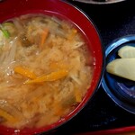 あおぞら食堂 - どて丼の味噌汁、漬物