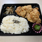 鶏からあげ専門店 おおまえ屋 - 鶏から弁当(中)税込¥620-
            塩麹唐揚げ4個/ごはん300g
            きんぴらごぼう、漬物。