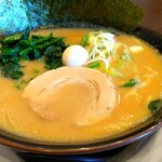 Daigenya - 「味噌(豚骨赤みそ)ラーメン」のアップ。具は叉焼、青菜(少々スジあり)、焼海苔、刻み葱、うずらの卵、以上。味は薄めをオーダーしましたが、ホントしょっぱいですね。デフォは、どんだけしょっぱいの？