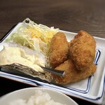 Naksu fuji moto - ◆牡蠣は大粒の品が4個、揚げたてですので美味しい。 タップリのタルタルソースとケチャップ風味のウスターソースが添えられています。 ほぼタルタルソースで頂きました。このタルタル、いいお味。