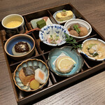 Akasaka Tenseki Tei HANARE - 季節の彩り弁当。