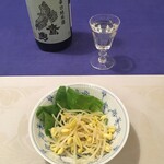 紀ノ国屋 - 豆もやし、オリーブオイル、ポン酢、酒器は Baccarat Thailand ステム付き