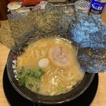 横浜家系ラーメン有楽家 - ラーメン醤油味、海苔三枚トッピング、
      麺かたさ普通、味、鶏油濃いめでオーダー750円