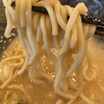 横浜家系ラーメン有楽家 - 太くて短い家系ラーメンの麺、掴みづらいのだ。